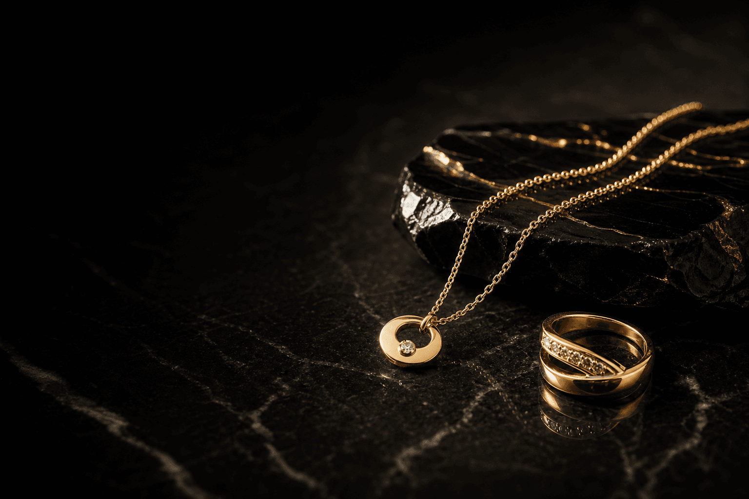 جواهر طلای ظریف روی سطح مرمر روشن — سولدا